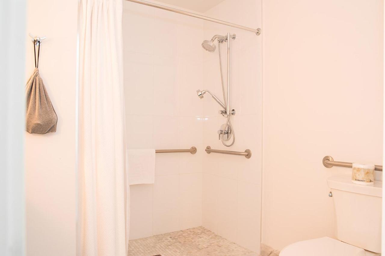 Qualicum Beach Inn Екстериор снимка