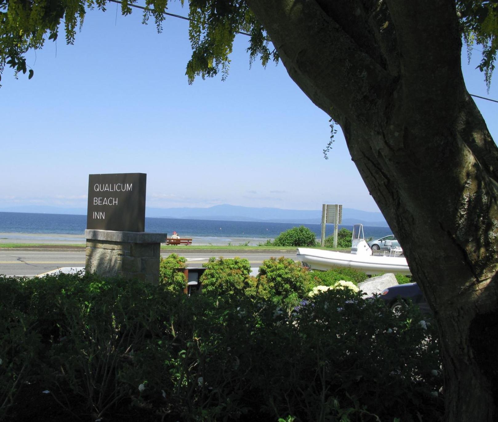 Qualicum Beach Inn Екстериор снимка