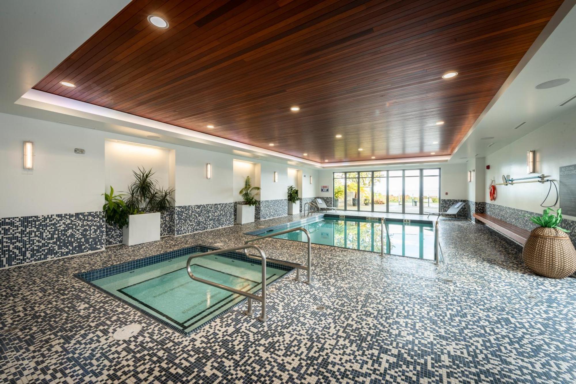 Qualicum Beach Inn Екстериор снимка