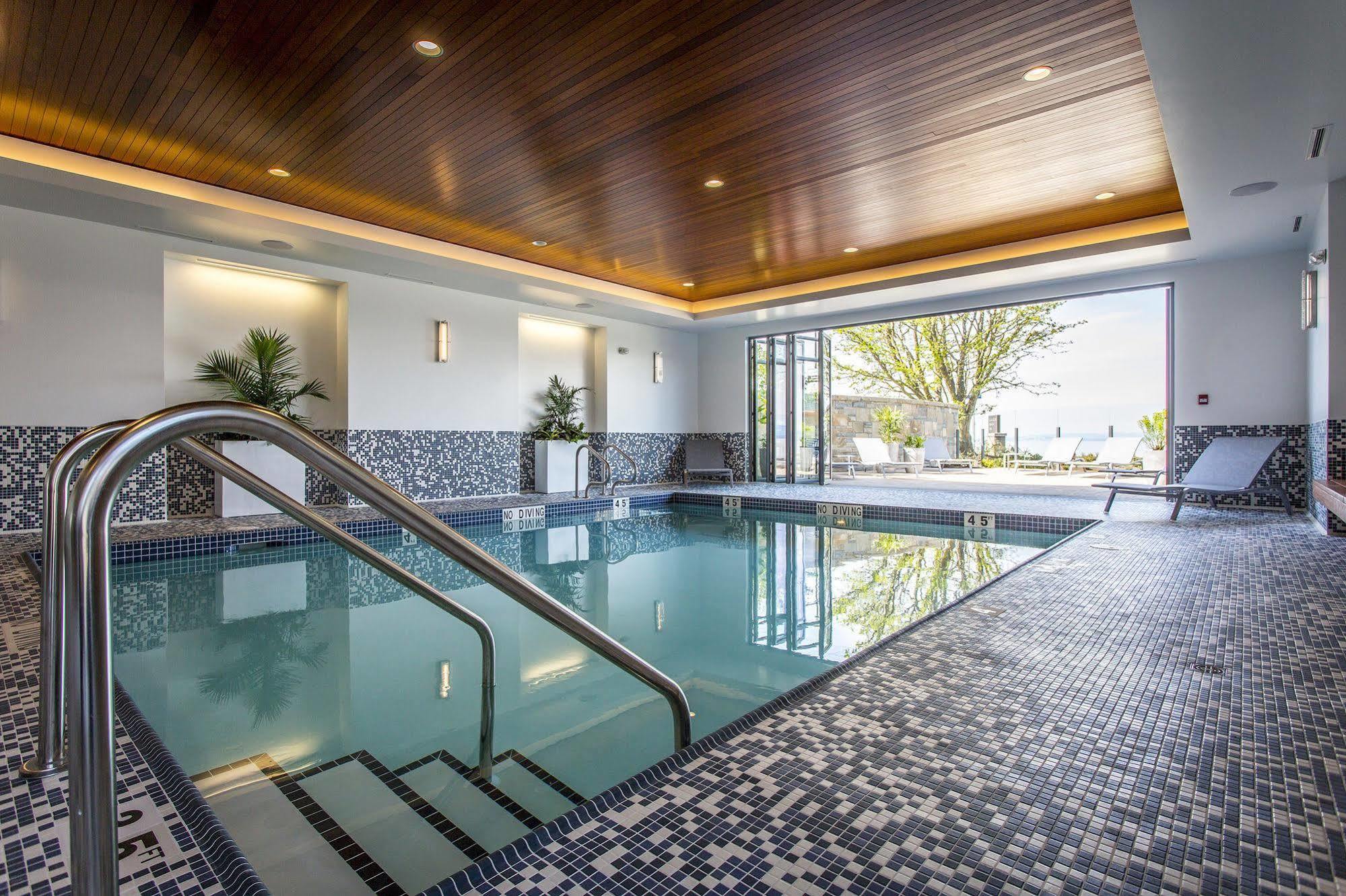 Qualicum Beach Inn Екстериор снимка